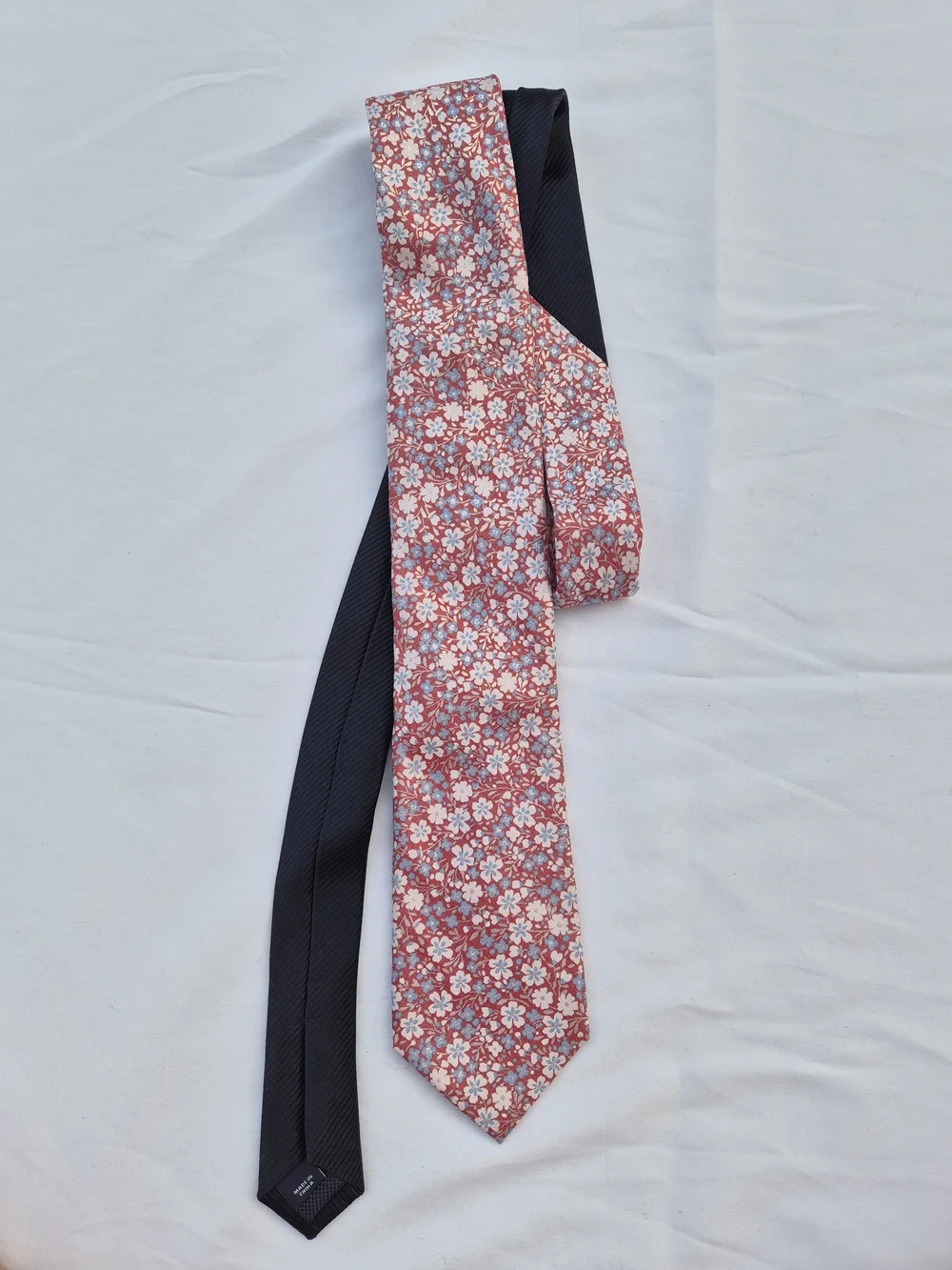 Roundtree & Yorke Red Floral Silk Tie